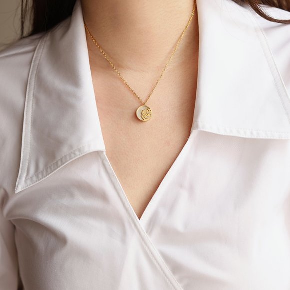 NEW 18K Gold Plated Mother of Pearl Camelia Flower Round Pendant Necklace - Picture 9 of 11